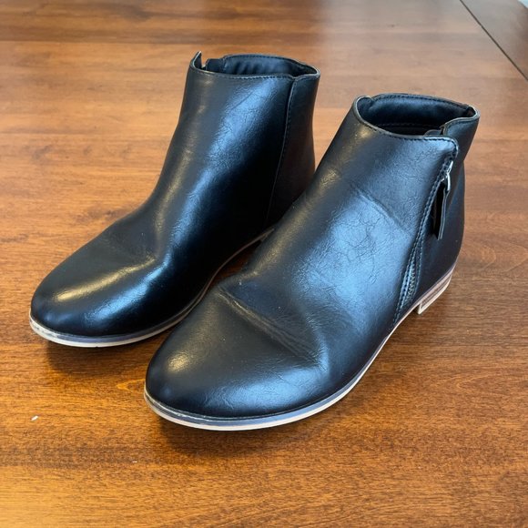 Cat & Jack Other - Cat & Jack black ankle chelsea boots girls 5